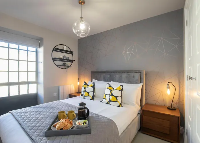 Elliot Oliver - Modern 2 Bedroom Town Centre Apartment